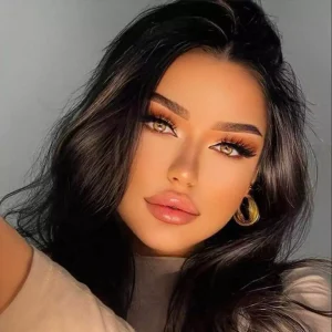 مدل آرایش دخترانه 2024: آرایش طبیعی و درخشان برای دختران جوان.