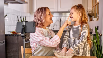 ژست زیبای عکاسی مادر و دختر