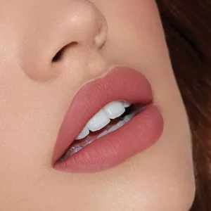 از توت فرنگی تا قرمز آتشین: رژ لب با رنگهای ایدهآل برای هر حس و حالی (From Berry to Fiery Red: Lipsticks with Perfect Shades for Every Mood)
