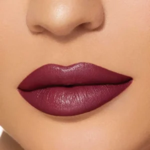 رژ لب قرمز خیره کننده: با لب‌هایی زیبا، توجه همه را جلب کنید! (Dazzling Red Lipstick: Grab everyone's attention with beautiful lips!)