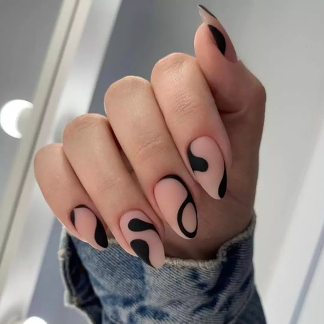 خوشگل ترین و شیک ترین مدل های دیزاین ناخن با لاک مشکی زنانه