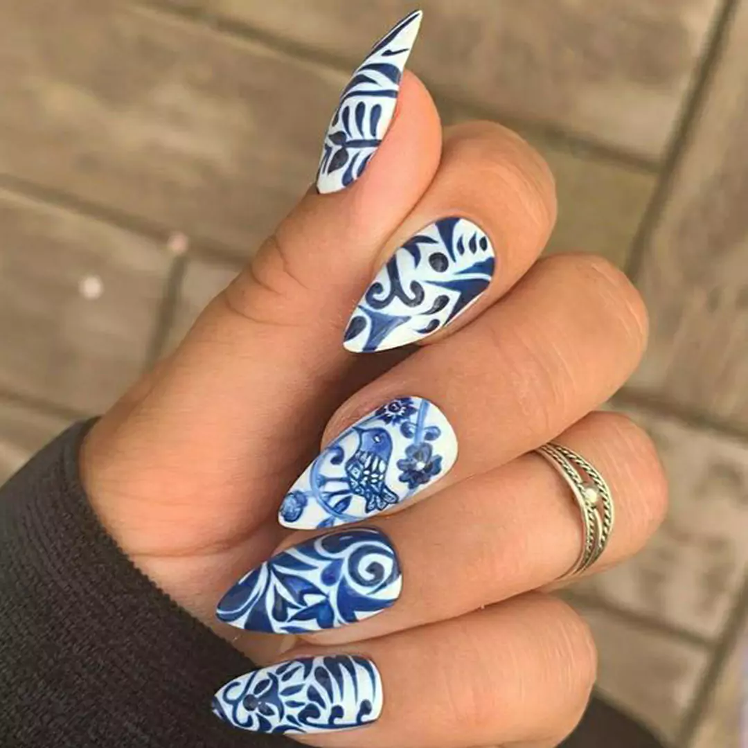 جذاب ترین و شیک ترین مدل های ناخن سفیدآبی