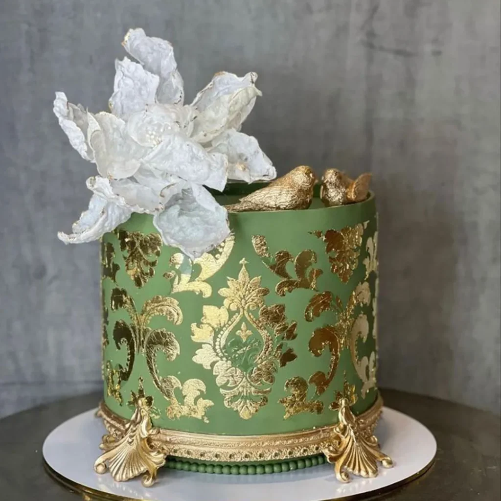 کیک تولد با ورق طلا