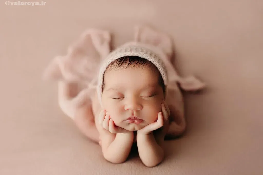 عکاسی از نوزاد در حالت چانه روی دست