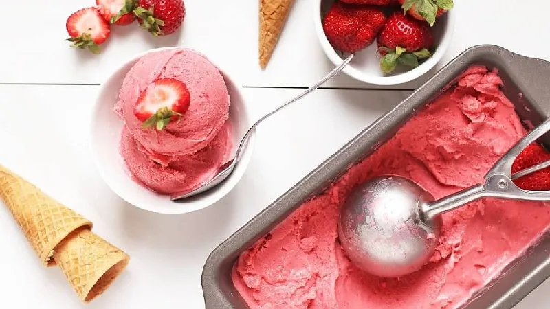 طرز تهیه بستنی توت فرنگی