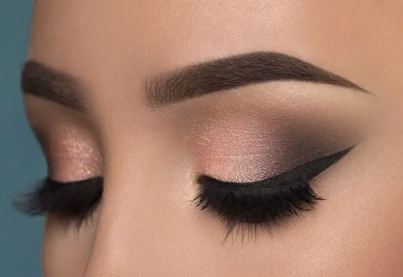 آرایش چشم سبک با سایه‌ خنثی و ریمل حجم‌دهنده
