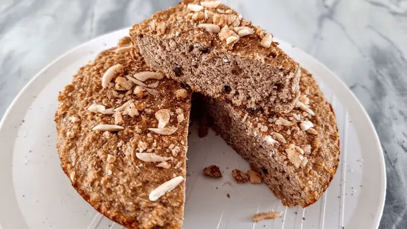 افزودن میوههای تازه یا خشک برای تنوع طعم کیک جو دو سر