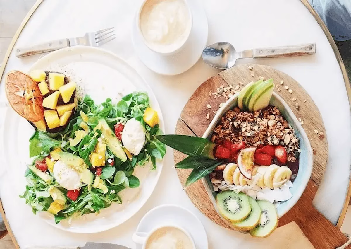 صبحانه وگان با ماست گیاهی و کمپوت خانگی