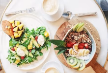 صبحانه وگان با ماست گیاهی و کمپوت خانگی