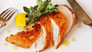 غذای خوشمزه با سینه مرغ