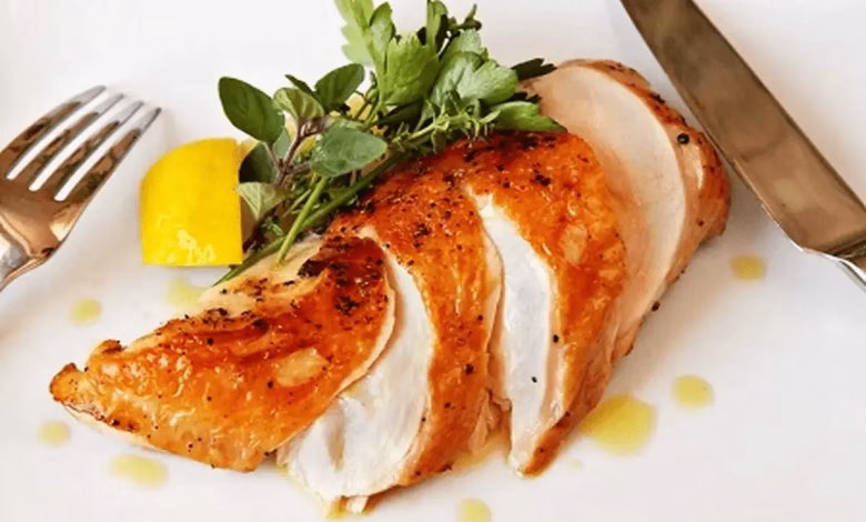 غذای خوشمزه با سینه مرغ