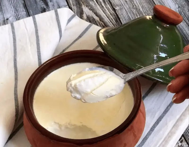 دلایل شل شدن یا آب انداختن ماست خانگی