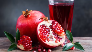 ۱۷ فایده شگفت‌انگیز خوردن انار قبل از خواب